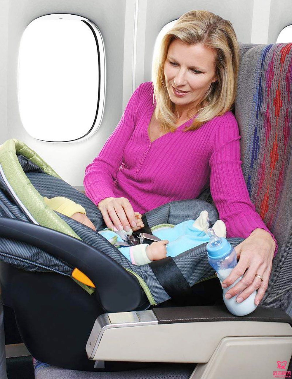 婴儿座椅上飞机