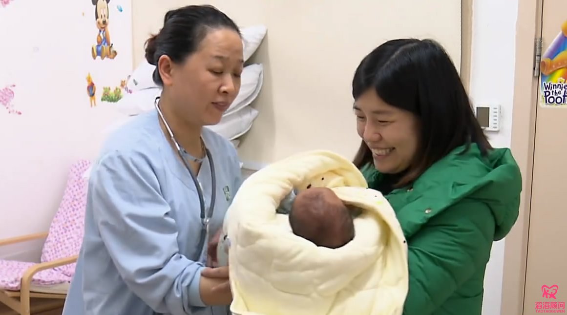 孕妇试管婴儿怀上龙凤胎，男宝却延迟69天后出生